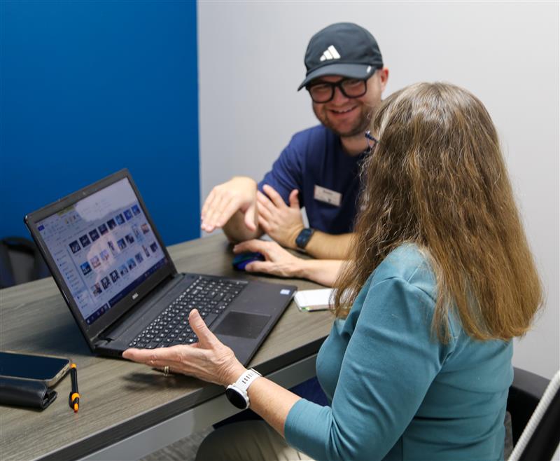 A Digital Navigator at the Pulse fiber municipal headquarters teaches a learner how to manage and sort their files on a laptop.